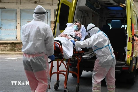 Chuyển bệnh nhân nhiễm COVID-19 tới bệnh viện ở Budapest, Hungary. (Ảnh: AFP/TTXVN)