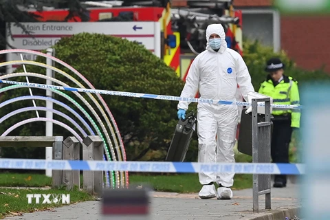Cảnh sát điều tra tại hiện trường vụ nổ xe taxi ở Liverpool, Anh, ngày 15/11/2021. (Ảnh: AFP/TTXVN)