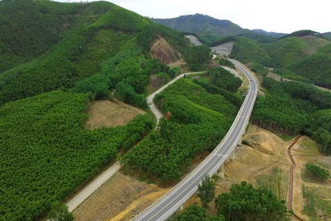 Một đoạn cao tốc La Sơn-Túy Loan nhìn từ trên cao. (Ảnh: Huy Hùng/TTXVN)