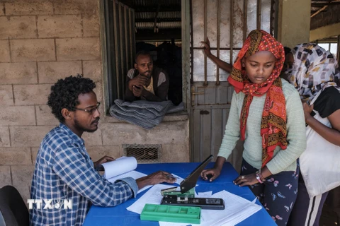 Một nhân viên hoạt động nhân đạo cho LHQ (trái) tại trại tị nạn Mai Aini, Ethiopia. (Ảnh: AFP/TTXVN)