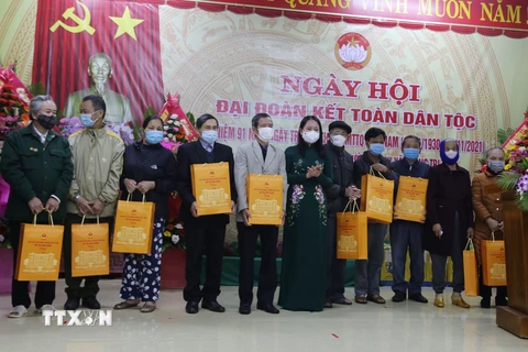 Phó chủ tịch nước Võ Thị Ánh Xuân trao tặng quà gia đình có hoàn cảnh khó khăn trên địa bàn tỉnh Quảng Trị. (Ảnh: Thanh Thủy/TTXVN)