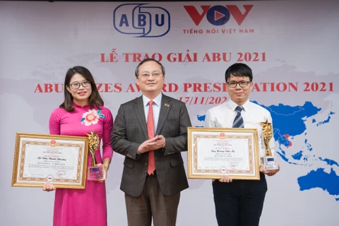 Tổng Giám đốc VOV Đỗ Tiến Sỹ thay mặt Ban Tổ chức trao giải thưởng cho 2 tác giả đoạt giải. (Nguồn: VOV)