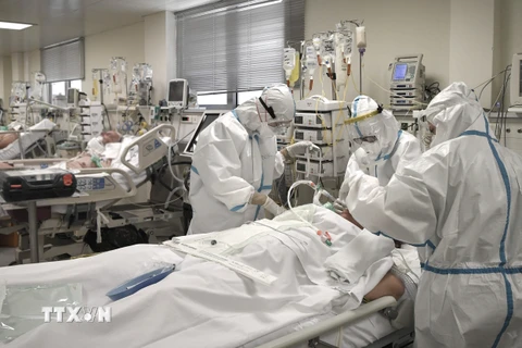 Nhân viên y tế điều trị cho bệnh nhân COVID-19 tại bệnh viện ở Athens, Hy Lạp. (Ảnh: AFP/TTXVN)
