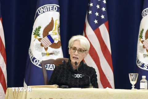 Thứ trưởng Ngoại giao Mỹ Wendy Sherman phát biểu họp báo sau cuộc hội đàm với những người đồng cấp Hàn Quốc và Nhật Bản ở Washington ngày 17/11/2021. (Ảnh: Kyodo/TTXVN)