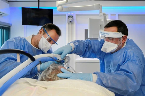 Một bệnh nhân COVID-19 được điều trị trong phòng chăm sóc đặc biệt tại Bệnh viện Maastricht UMC + ở Maastricht, Hà Lan. (Nguồn: Reuters)