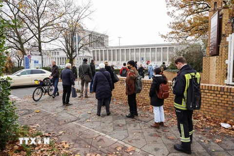 Người dân xếp hàng chờ tiêm vaccine ngừa COVID-19 tại Berlin, Đức ngày 12/11/2021. (Ảnh: THX/TTXVN)
