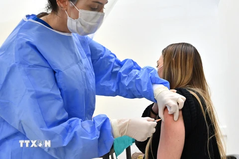 Nhân viên y tế tiêm vaccine phòng COVID-19 cho người dân tại Cailungo, San Marino, Italy, ngày 29/3/2021. (Ảnh: AFP/TTXVN)