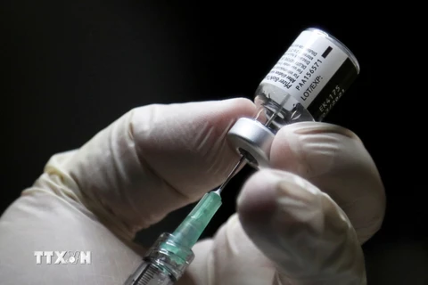 Nhân viên y tế chuẩn bị mũi tiêm vaccine ngừa COVID-19 của Pfizer tại một điểm tiêm chủng ở Toronto, Canada ngày 14/12/2020. (Ảnh: AFP/TTXVN)