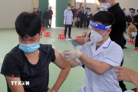 Nhân viên y tế tiêm vaccine cho các học sinh trường THPT C Bình Lục, huyện Bình Lục, Hà Nam. (Ảnh: Đại Nghĩa/TTXVN)