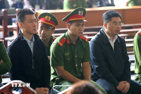 Bị cáo Phan Sào Nam (trái) và Nguyễn Văn Dương (phải) tại phiên xét xử chiều 21/11/2018. (Ảnh: Trung Kiên/TTXVN)
