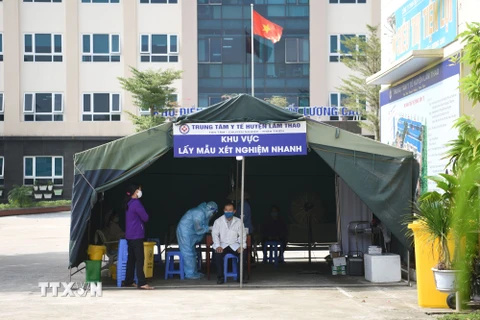 Người dân lấy mẫu xét nghiệm tầm soát SARS-CoV-2 tại Trung tâm y tế huyện Lâm Thao, tỉnh Phú Thọ. (Ảnh: Diệp Trương/TTXVN)