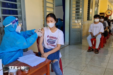 Tiêm vaccine cho thiếu niên từ 16 đến 17 tuổi tại xã Lộc Quang, huyện biên giới Lộc Ninh, Bình Phước. (Ảnh: TTXVN phát)