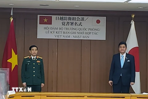 Bộ trưởng Quốc phòng Phan Văn Giang (trái) và người đồng cấp của Nhật Bản Nobuo Kishi. (Ảnh: Đào Thanh Tùng/TTXVN)