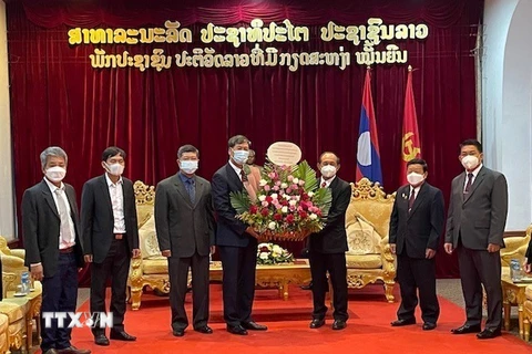 Tổng Lãnh sự quán Việt Nam tại Luang Prabang Nguyễn Đăng Hùng (trái) chúc mừng 46 năm Quốc khánh nước CHDCND Lào (2/12/1975 – 2/12/2021). (Ảnh: Tổng Lãnh sự quán Việt Nam tại Luang Prabang)
