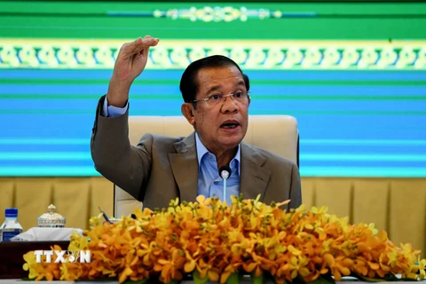 Thủ tướng Campuchia Samdech Techo Hun Sen phát biểu tại cuộc họp báo ở Phnom Penh, Campuchia. (Ảnh: AFP/TTXVN)
