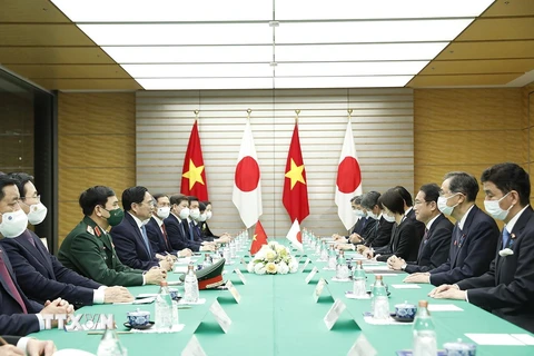 Thủ tướng Phạm Minh Chính hội đàm với Thủ tướng Nhật Bản Kishida Fumio. (Ảnh: Dương Giang/TTXVN)