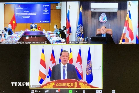 Thủ tướng Campuchia phát biểu tại điểm cầu Phnom Penh trong Diễn đàn Doanh nghiệp và Kinh tế Á-Âu lần thứ nhất - sự kiện bên lề của ASEM 13. (Ảnh: Trần Việt/TTXVN)