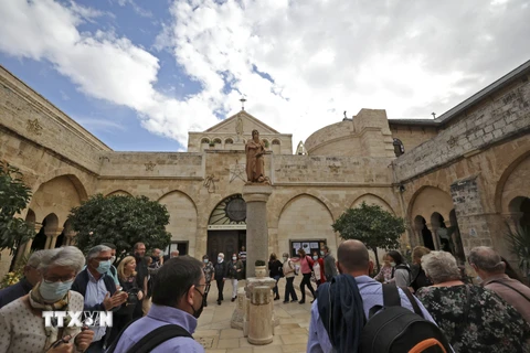 Khách du lịch thăm Nhà thờ Nativity ở Bethlehem, ngày 17/11/2021. (Ảnh: AFP/TTXVN)