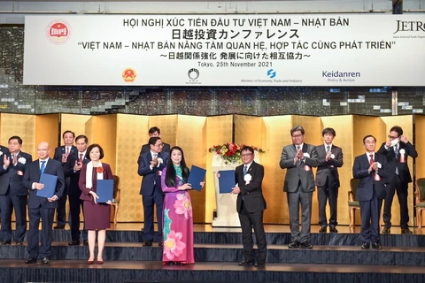 Biên bản ghi nhớ được các bên trao tại Hội nghị Xúc tiến đầu tư Việt Nam-Nhật Bản dưới sự chứng kiến của Thủ tướng Chính phủ Phạm Minh Chính. (Ảnh: CTV/Vietnam+)