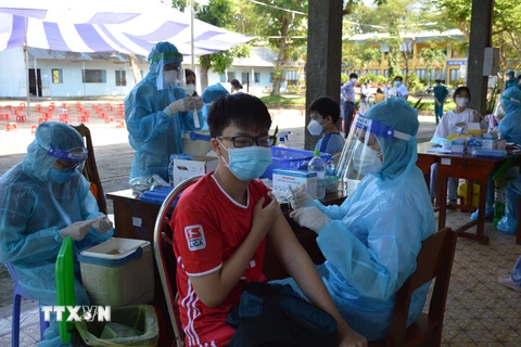 Tiêm vaccine phòng COVID-19 cho học sinh Trường Trung học Cơ sở Kim Hồng (thành phố Cao Lãnh). (Ảnh: Nhựt An/TTXVN)