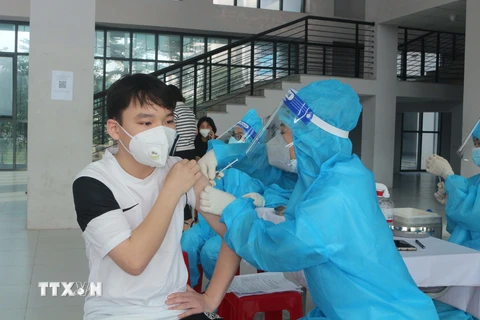 Học sinh có độ tuổi từ 12-14 được tiêm veccine mũi 1 tại điểm tiêm trường Chuyên Biên Hòa, tỉnh Hà Nam. (Ảnh: Đại Nghĩa/TTXVN) 