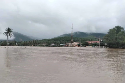 Hàng loạt khu dân cư trên huyện vùng cao Hoài Ân, tỉnh Bình Định, bị ngập sâu, chia cắt. (Ảnh: TTXVN phát)