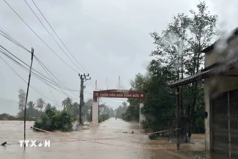 Hàng loạt khu dân cư trên huyện vùng cao Hoài Ân (Bình Định) bị ngập sâu, chia cắt. (Ảnh: TTXVN phát)