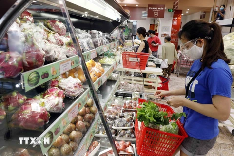 Khách hàng mua sắm tại siêu thị Fuji Mart Hoàng Cầu, Hà Nội. (Ảnh: Trần Việt/TTXVN)