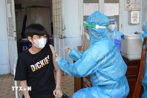 Tiêm vaccine phòng COVID-19 cho học sinh Trường Trung học Cơ sở Kim Hồng (thành phố Cao Lãnh). (Ảnh: Nhựt An/TTXVN)