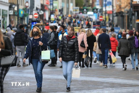 Người dân đeo khẩu trang phòng dịch COVID-19 tại London, Anh. (Ảnh: AFP/TTXVN)