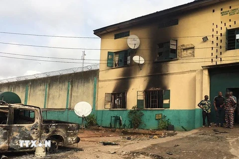 Cảnh đổ nát trước cửa nhà tù ở thành phố Owerri, Nigeria sau vụ đột kích của các tay súng, ngày 6/4/2021. (Ảnh: Premium Times/TTXVN)