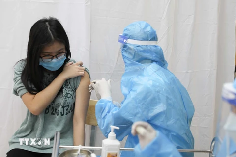 Tiêm vaccine phòng COVID-19 cho học sinh Trường THPT Kim Liên, quận Đống Đa. (Ảnh: Thanh Tùng/TTXVN)