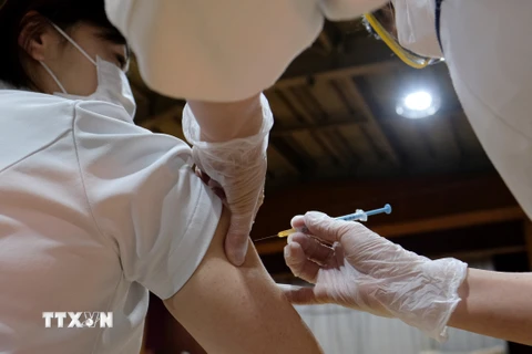 Tiêm vaccine phòng COVID-19 cho nhân viên y tế tại tỉnh Chiba, Nhật Bản. (Ảnh: AFP/TTXVN)