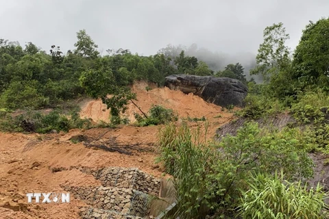 Đèo Khánh Lê, huyện Khánh Vĩnh bị sạt lở, đất đá rơi vãi xuống đường làm giao thông bị ách tắc sáng 11/11. (Ảnh: TTXVN phát)
