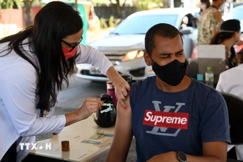 Nhân viên y tế tiêm vaccine phòng COVID-19 cho người dân tại Brasilia, Brazil ngày 13/9/2021. (Ảnh: AFP/TTXVN)