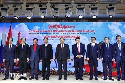 Chủ tịch nước Nguyễn Xuân Phúc và các đại biểu tại Lễ công bố mở đường bay thẳng Hà Nội-Moskva của VietjetAir. (Ảnh: Thống Nhất/TTXVN)