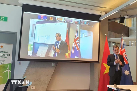 Tổng lãnh sự Việt Nam tại bang New South Wales, Nam Australia, Queensland Nguyễn Đăng Thắng điều hành phiên thảo luận của Hội thảo. (Ảnh: Diệu Linh/TTXVN)