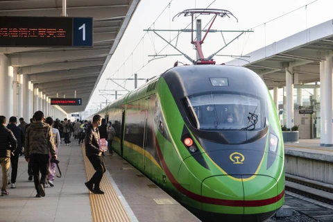 Đoàn tàu điện đa năng (EMU) của Đường sắt Trung Quốc-Lào đến Ga Đường sắt Yuxi ở Yuxi thuộc tỉnh Vân Nam, Tây Nam Trung Quốc, ngày 3/12. (Nguồn: Xinhua/AP)