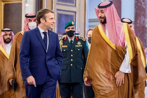 Thái tử Saudi Arabia Mohammed bin Salman tiếp Tổng thống Pháp Emmanuel Macron tại Jeddah, Saudi Arabia ngày 4/12. (Nguồn: Reuters)