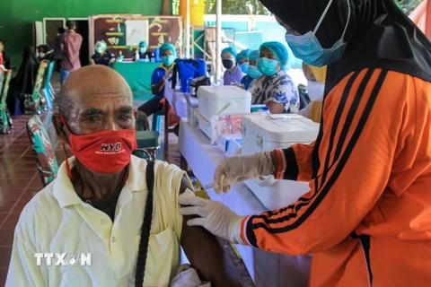 Nhân viên y tế tiêm vaccine ngừa COVID-19 cho người dân tại Manokwari, Tây Papua, Indonesia. (Ảnh: AFP/TTXVN)