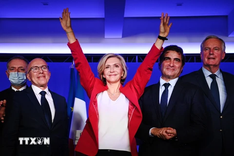 Bà Valerie Pecresse (giữa) sau khi được bầu ứng cử viên tổng thống của Đảng Những người Cộng hòa (LR) tại Paris, Pháp, ngày 4/12/2021. (Ảnh: AFP/TTXVN)