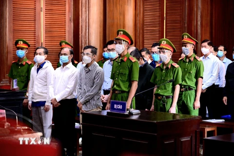 Các bị cáo tại phiên tòa sáng 6/12. (Ảnh: Thành Chung/TTXVN)