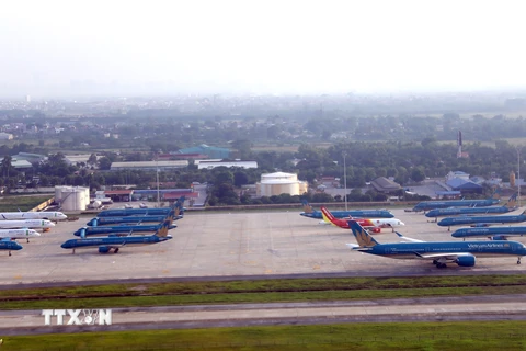 Các máy bay đỗ ở Sân bay Nội Bài. (Ảnh: Huy Hùng/TTXVN)