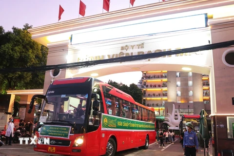 Những chuyến xe chở cán bộ y tế Bệnh viện Bạch Mai vào hỗ trợ TP Hồ Chí Minh chống dịch COVID-19, tháng 8/2021.(Ảnh: Thành Đạt/TTXVN)
