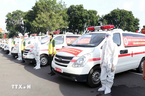 Bộ Quốc phòng hỗ trợ Thành phố Hồ Chí Minh 30 xe cứu thương, lái xe, cán bộ quân y trong hoạt động phòng chống dịch COVID-19. (Ảnh: Xuân Khu/TTXVN)