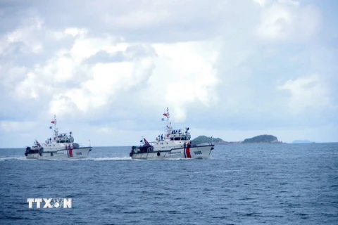Biên đội tàu của Hải đội 102, Vùng Cảnh sát biển 1 tổ chức huấn luyện trên biển. (Ảnh: TTXVN)