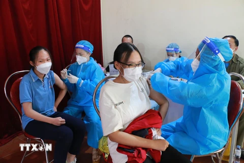 Tiêm vaccine phòng COVID-19 cho người dưới 18 tuổi tại Nghệ An. (Ảnh: Bích Huệ/TTXVN)