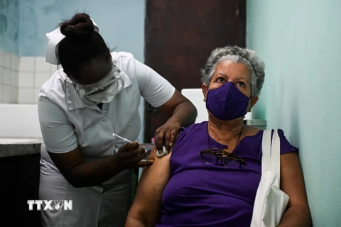 Nhân viên y tế tiêm vaccine phòng COVID-19 cho người dân tại La Habana, Cuba, ngày 14/5/2021. (Ảnh: AFP/TTXVN)