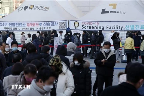 Người dân xếp hàng chờ xét nghiệm COVID-19 tại Seoul, Hàn Quốc, ngày 8/12/2021. (Ảnh: THX/TTXVN)
