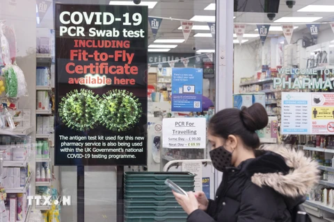 Người dân đeo khẩu trang phòng dịch COVID-19 tại London, Anh, ngày 6/12/2021. (Ảnh: THX/TTXVN)